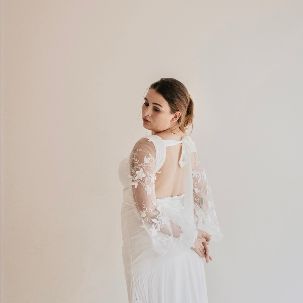 Elegant White Long Sleeve Lace Dress - Picture 2 of 3